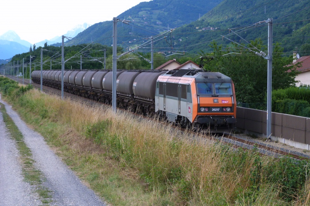 BB 26217 avec 75821 venant de St.Jean-de-Maurienne à Tencin le 30 juin 2014 Photo Alexis GRABIT
