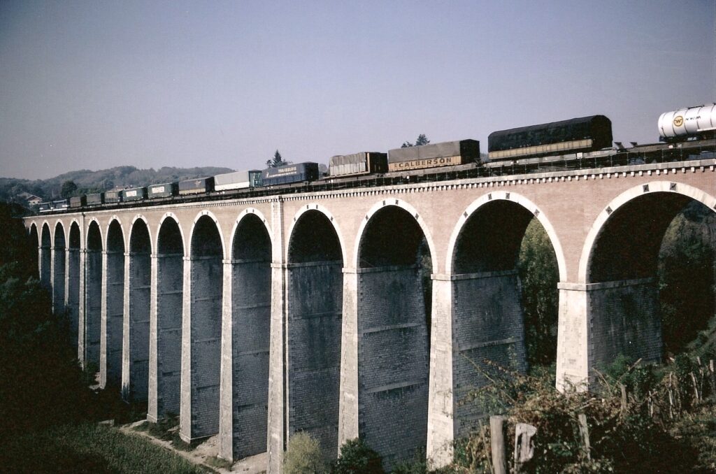 BB 67300 en UM + train de fret détourn‚ sur le viaduc de Rives en septembre 1972 Photo William LACHENAL