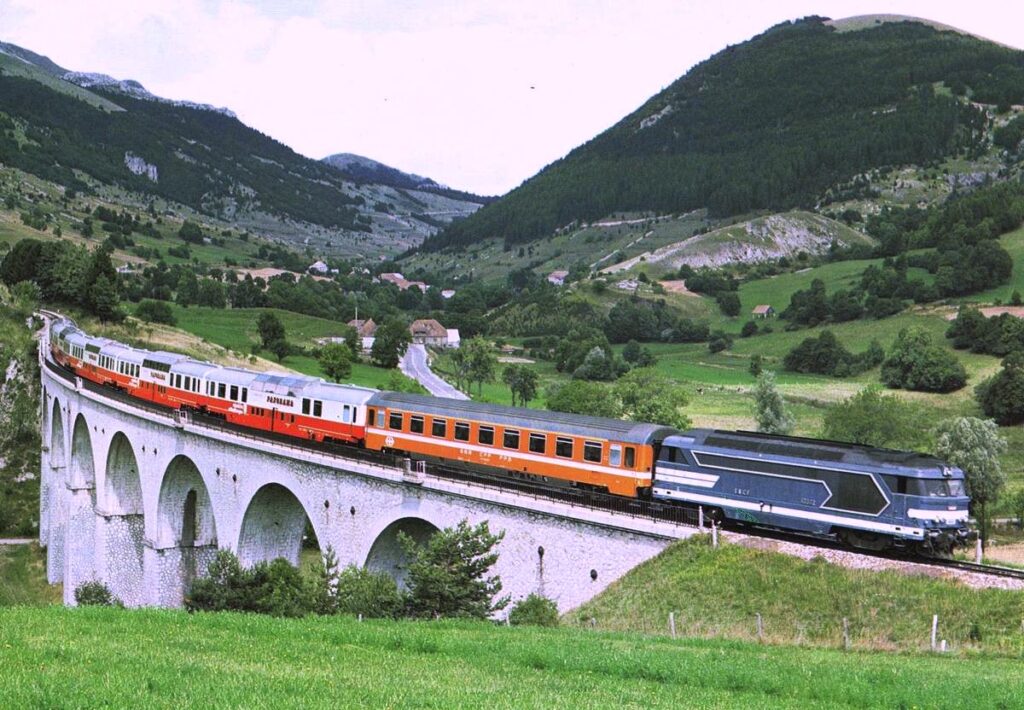 BB 67322 avec train Zurich - Marseille via Grenoble et Veynes le 20 août 1982 Photo William LACHENAL