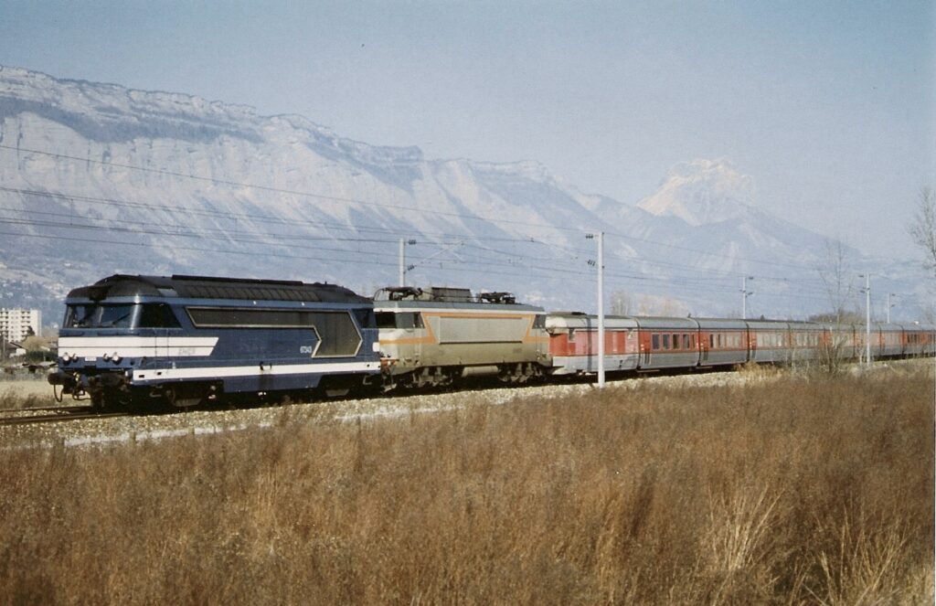 BB 67343 + BB 7200 Catalan-Talgo à Saint-Martin-d'Hères en mai 1990 Photo William LACHENAL