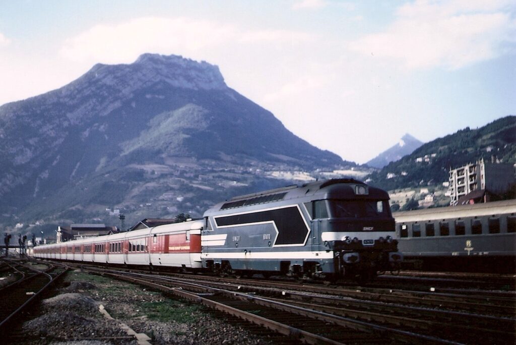 BB 67483 avec le TEE Catalan-Talgo Barcelona-Genève côtoie le Grenoble-Torino à Grenoble le 09 septembre 1971 Photo William LACHENAL