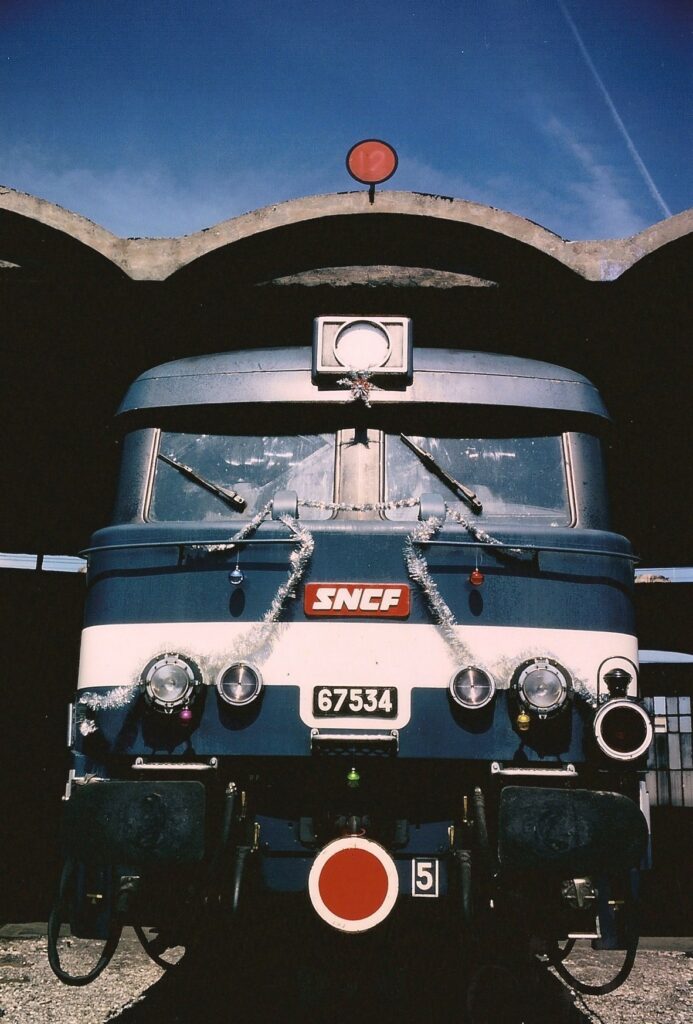BB 67534 décorée pour Noël 1972 au dépôt de Grenoble Photo William LACHENAL