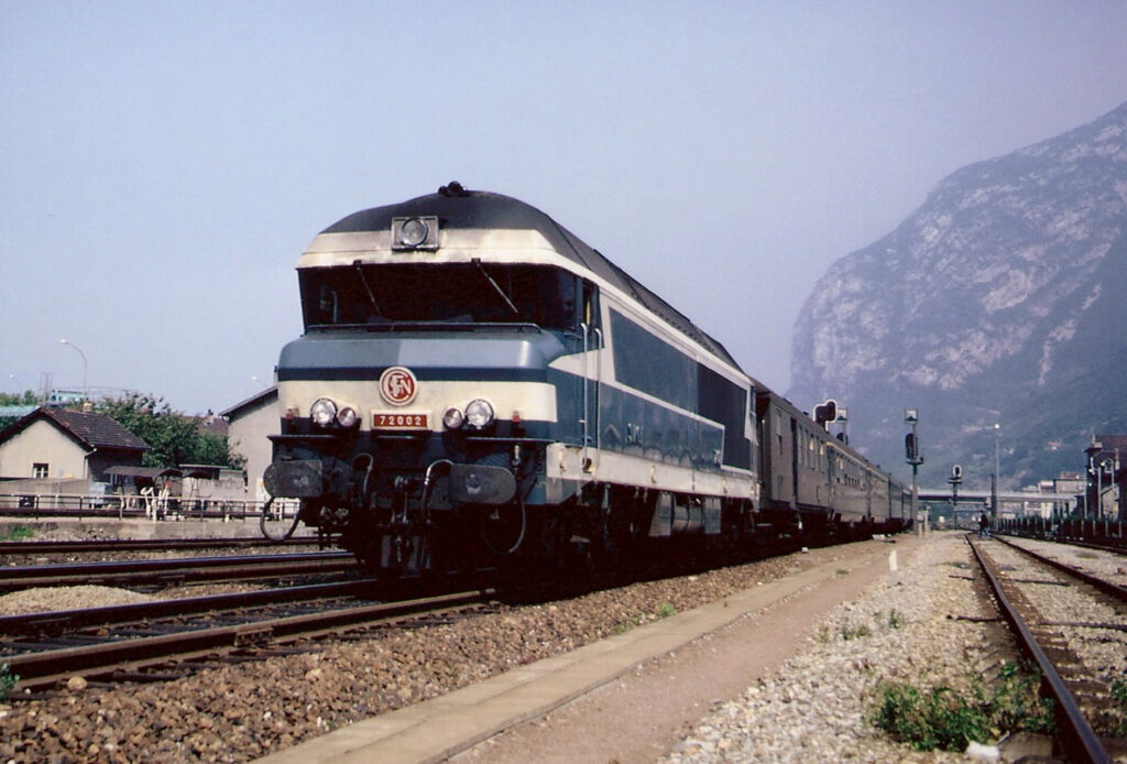CC 72002 avec un Marseille-Genève arrive à Grenoble en 1972 Photo William LACHENAL