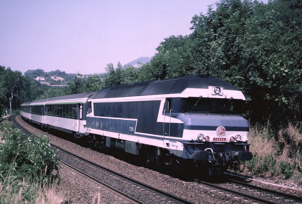 CC 72084 avec le 5715 Lyon - Grenoble à St.Jean-de-Moirans en Mai 1984 Photo William LACHENAL