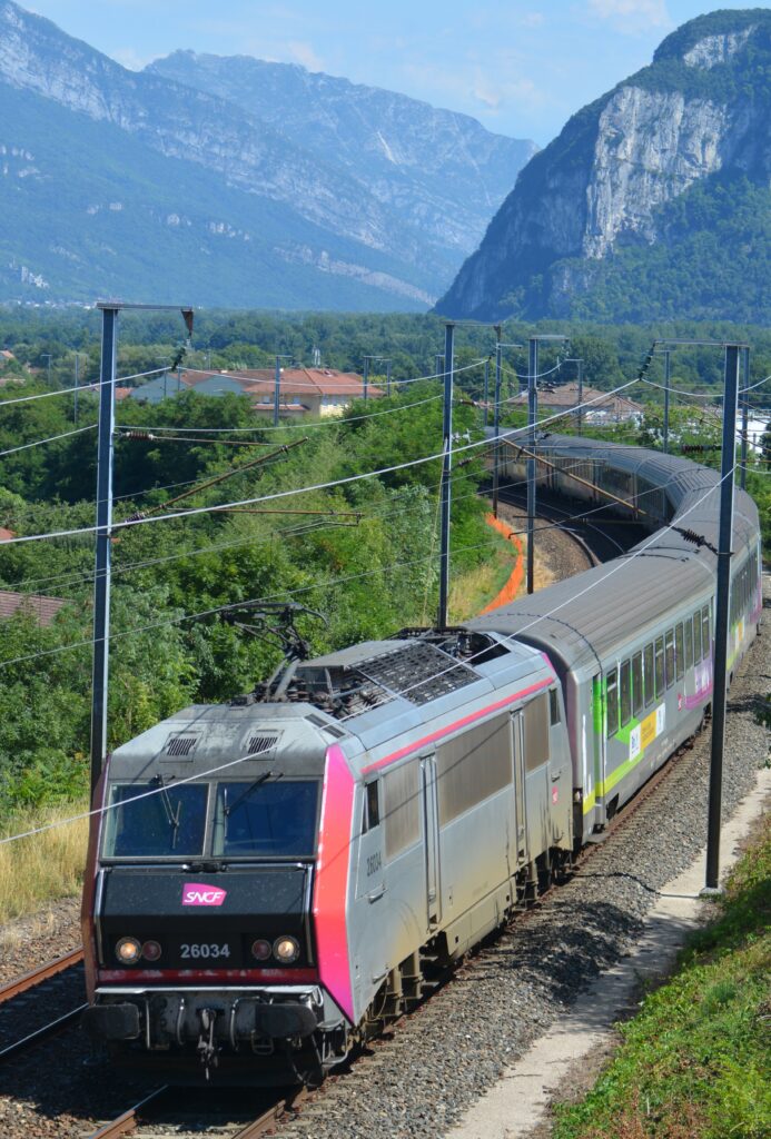 La BB 26034 tracte le train 5756 Corail Eco Grenoble - Paris-Bercy à Moirans le 12 juillet 2020 Photo William LACHENAL