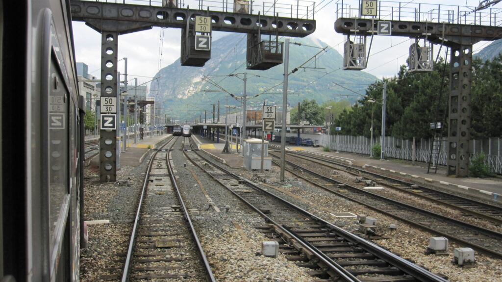 Entrée sud en gare de Grenoble vue d'une RRR le 11 juin 2013 Photo William LACHENAL