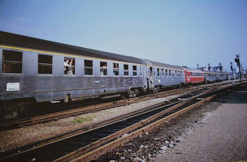 Le train Paris-Gare de Lyon - Ventimiglia détourné via Grenoble et Veynes arrive à Grenoble en juillet 1973 Photo William LACHENAL