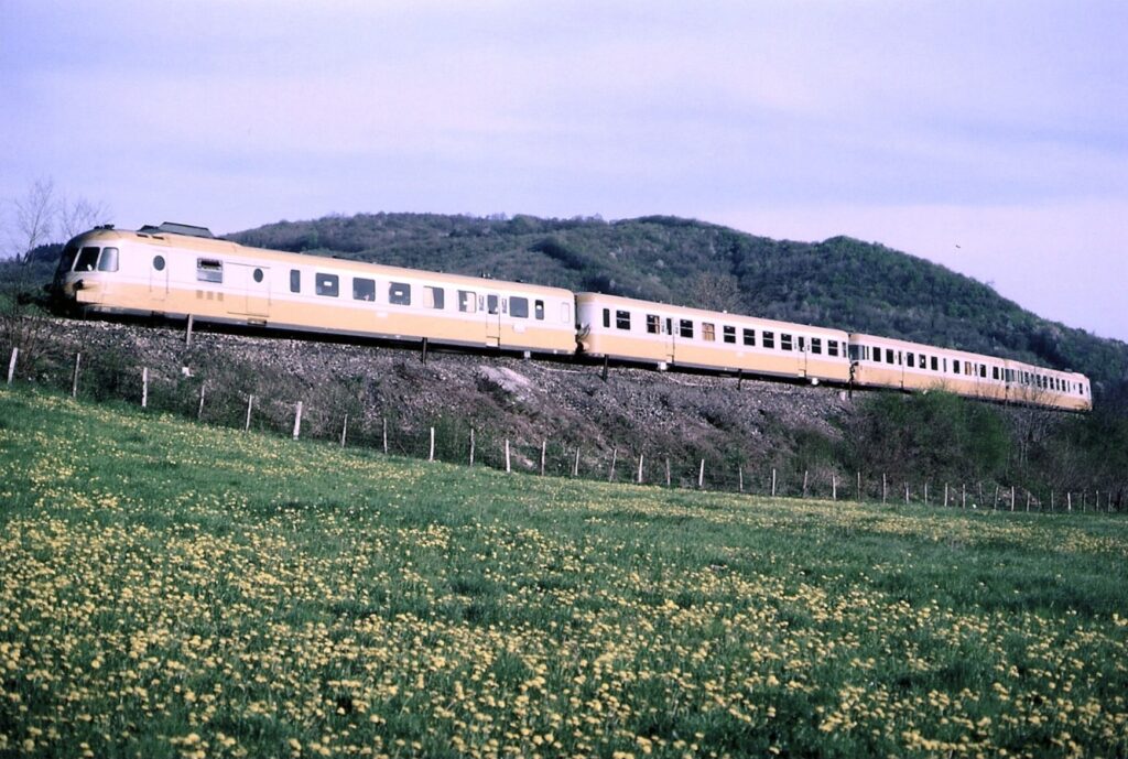 RGP1 série X 2770 Grenoble - Lyon entre Le Grand Lemps et Chabons en été 1978 Photo William LACHENAL