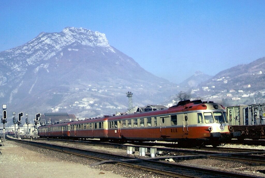 RGP1 série X 2770 ex-TEE sur le Rapide "Le Rhodanien" Genève - Marseille quitte Grenoble en décembre 1971 Photo William LACHENAL