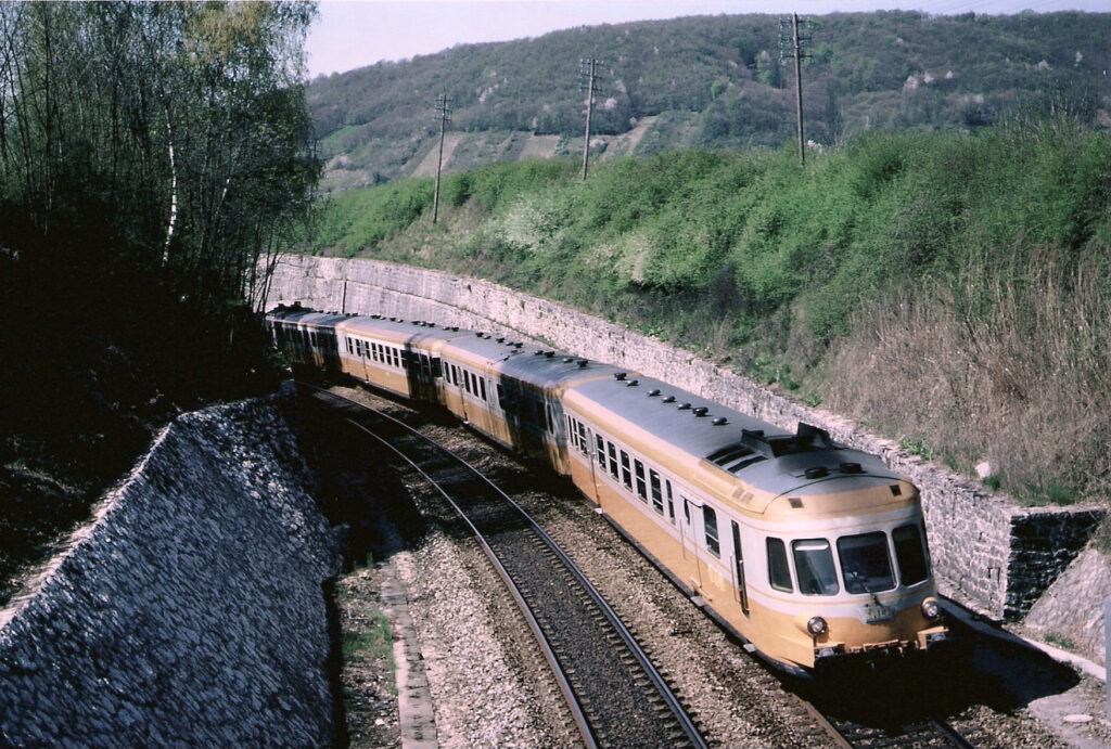 RGP1 série X 2770 Lyon - Grenoble dans la tranchée de Châbons en avril 1978 Photo William LACHENAL