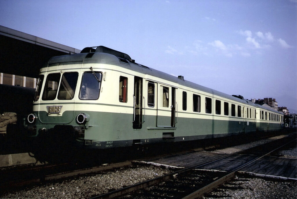 RGP2 X 2701 du train BI Bordeaux-Isère via Brive sortant du centrte autorails grenoblois arrive en gare de Grenoble en juin 1973 Photo William LACHENAL