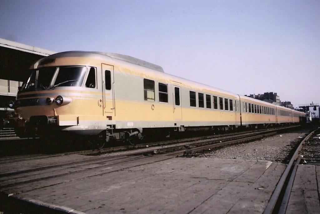 RTG pour Lyon en gare de Grenoble en mars 1973 Photo William LACHENAL