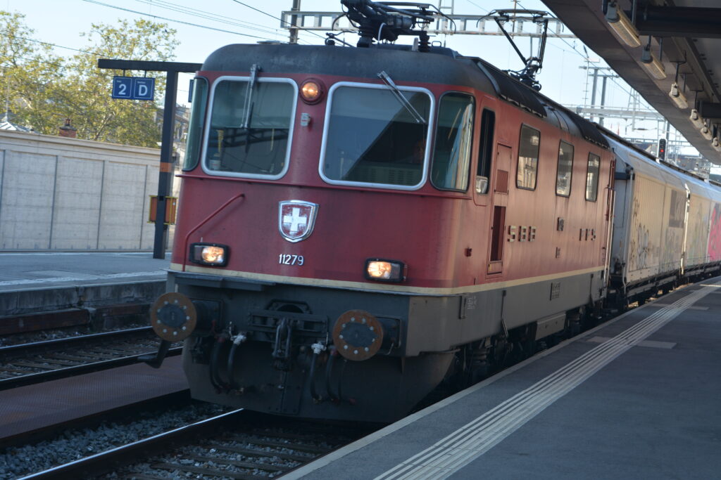 Re 4-4 II nø 11179 des CFF + train de fret à Genève le 13 septembre 2013 Photo William LACHENAL