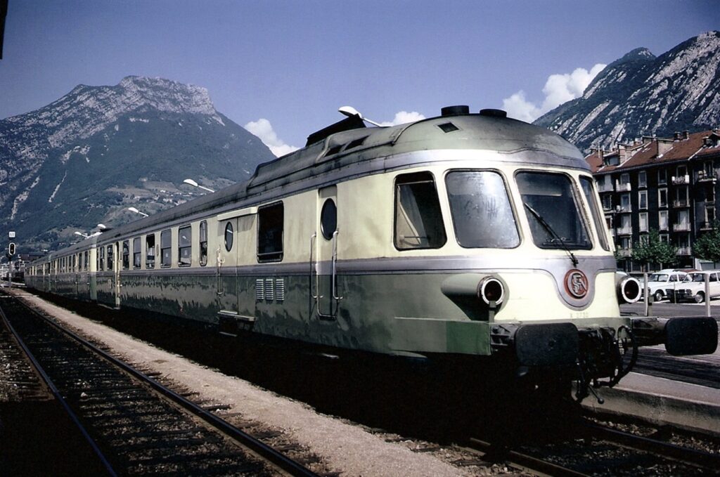 X 2770 quitte la gare de Grenoble pour Lyon en juin 1971 Photo William LACHENAL