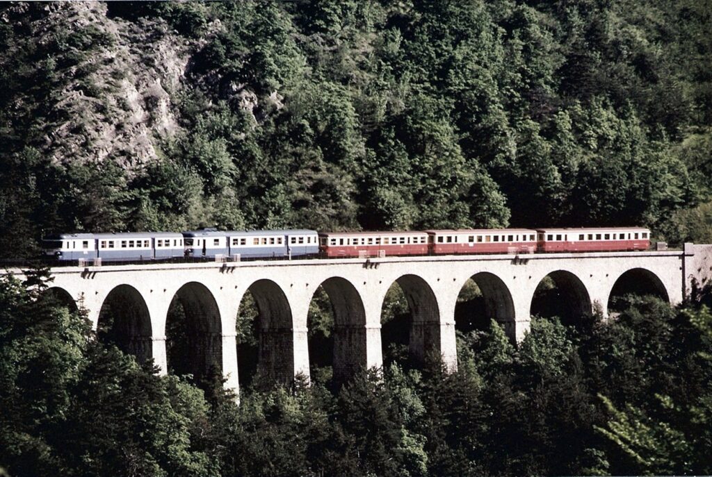 X 2800 en UM avec 3 XR sur un TA Grenoble-Veynes sur le viaduc des Portes en juin 1975 Photo William LACHENAL