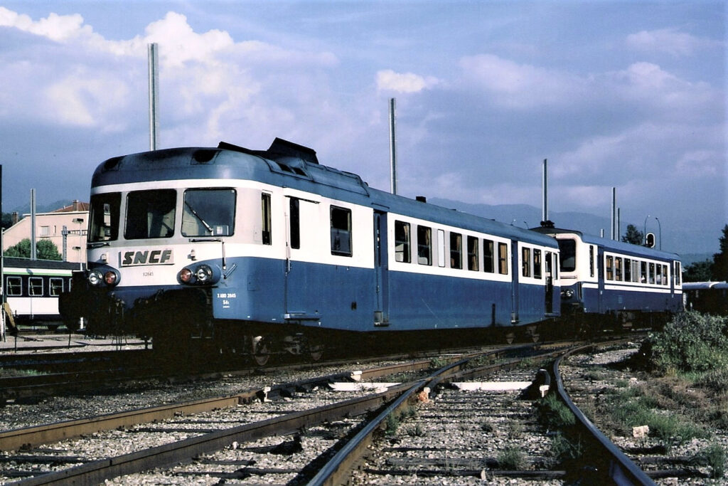 X 2845 + X 2101 au Centre Autorails de Grenoble le 16 juin 1980 Photo William LACHENAL