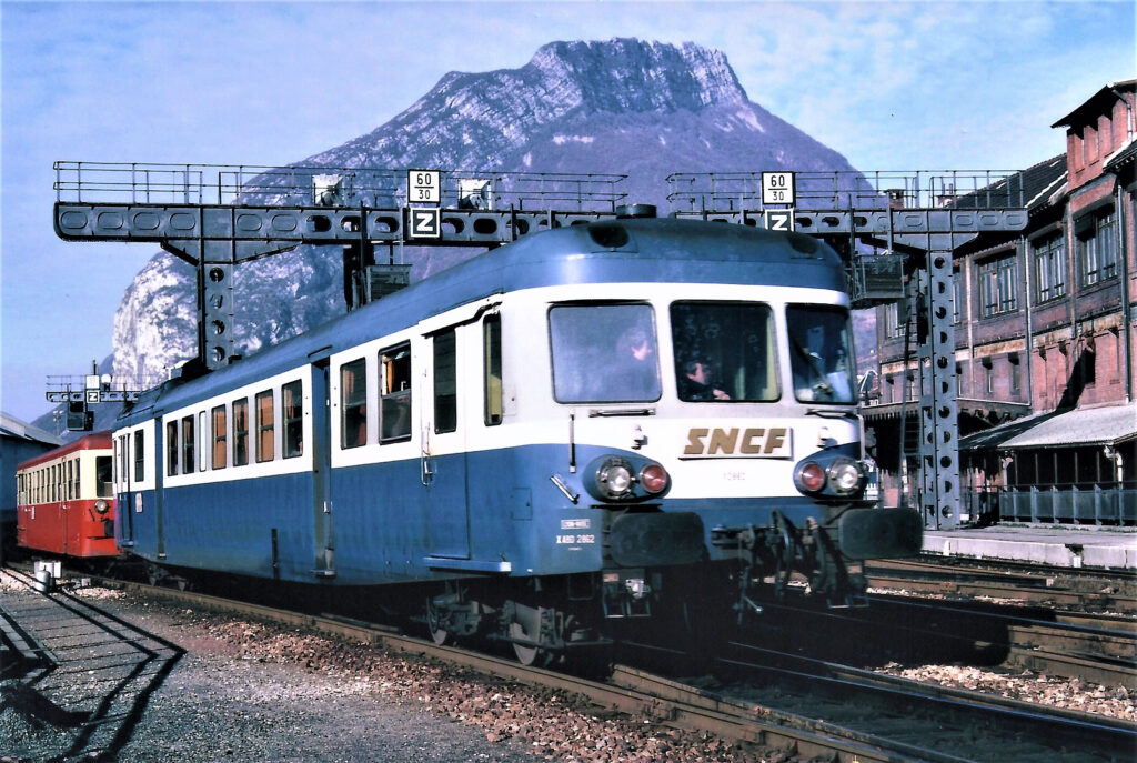 X 2863 quitte Grenoble pour Chambéry en janvier 1984 avec à droite l'ancien centre de tri postal Photo William LACHENAL