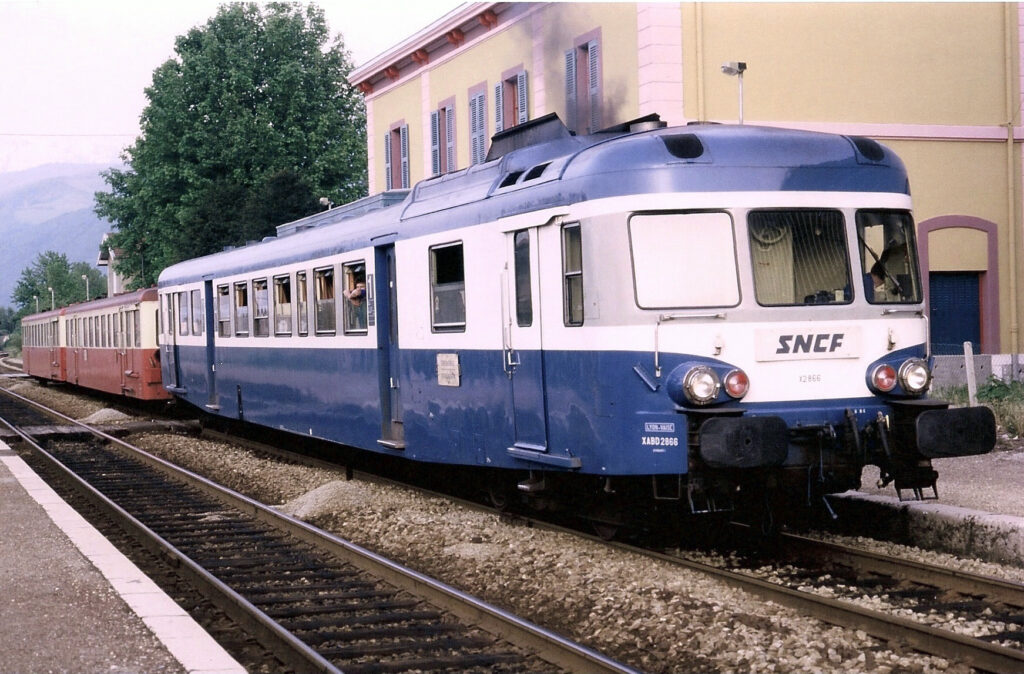 X 2866 + 2 XR Chambéry - Grenoble en gare de Gières-Campus en mai 1988 Photo William LACHENAL