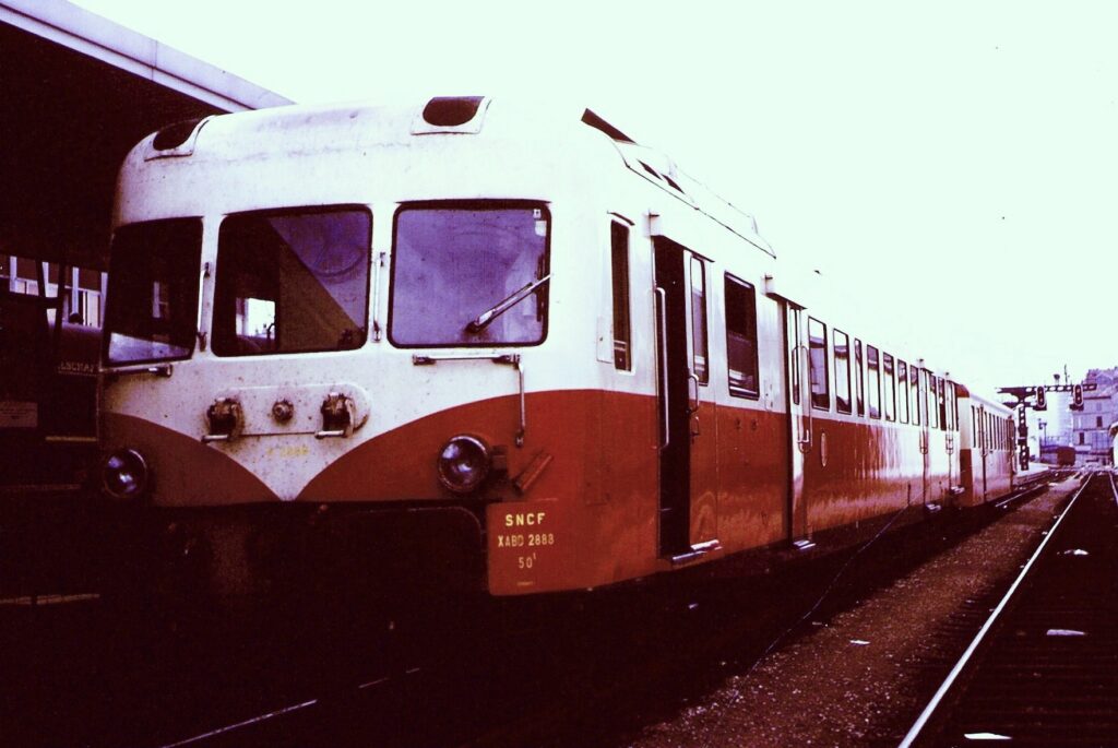 X 2888 en gare de Grenoble en 1971 Photo William LACHENAL