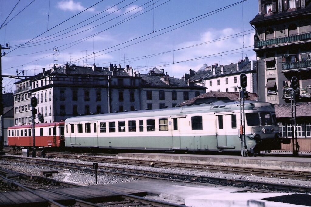 X 2914 + XR Grenoble-Genève arrive à Genève Cornavin en octobre 1972 Photo William LACHENAL