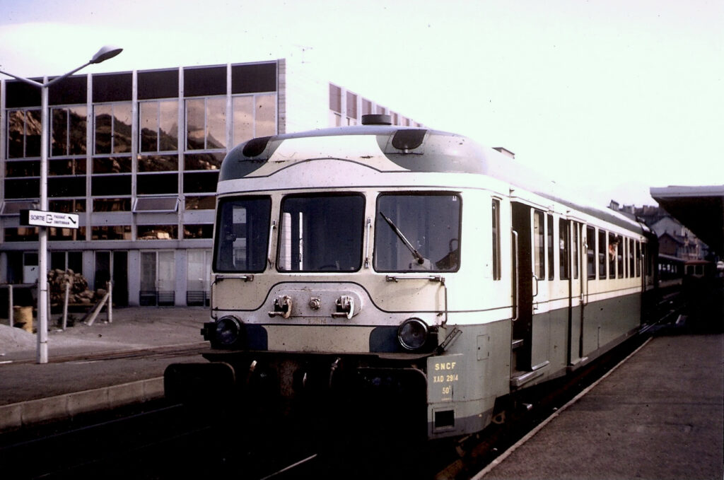 X 2914 manoeuvre en gare de Grenoble en juin 1973 Photo William LACHENAL