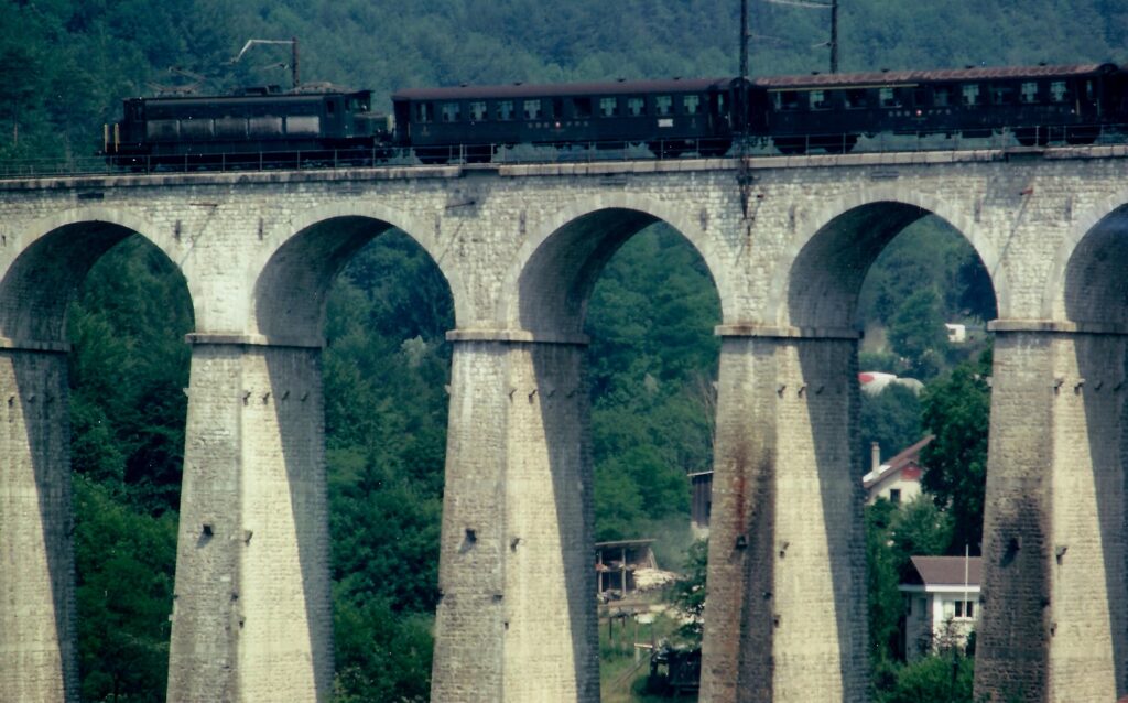 Ae 4-7 avec train local sur le viaduc de La Rochettaz à La Conversion en juillet 1972