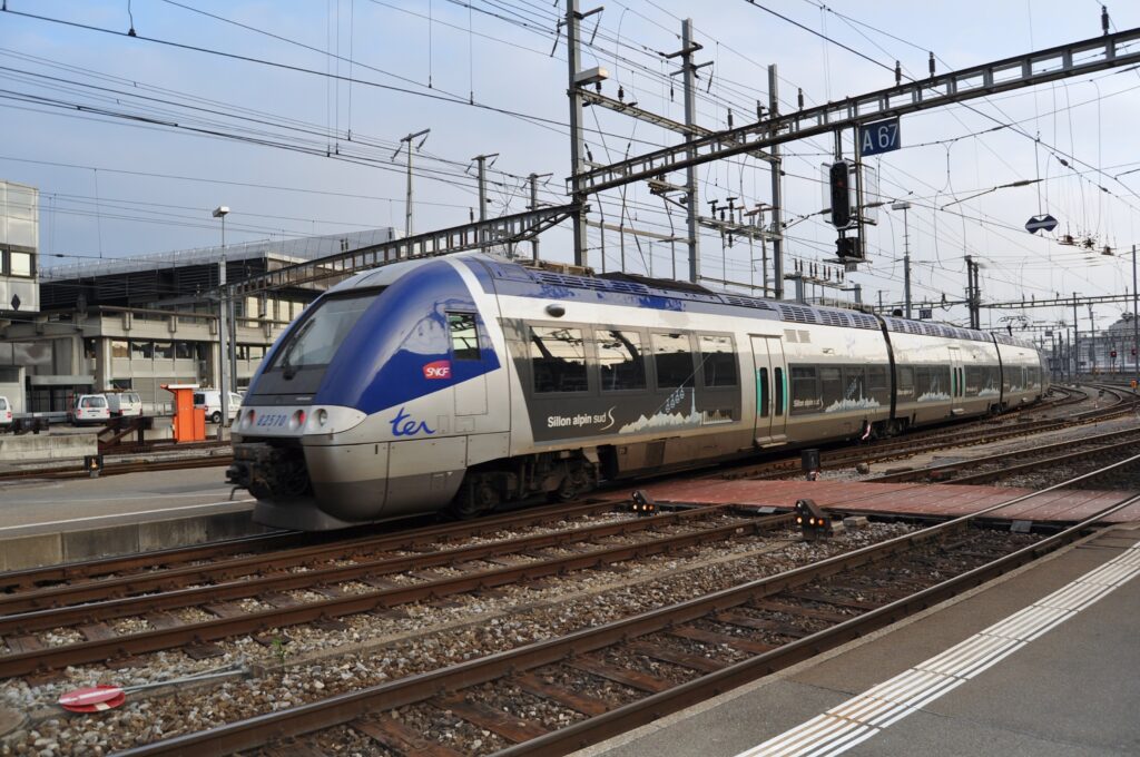 Bi-Bi 82569-570 RRA en livrée SAS sur un IC-SA Grenoble-Genève à Genève le 17 avril 2012 Photo William LACHENAL
