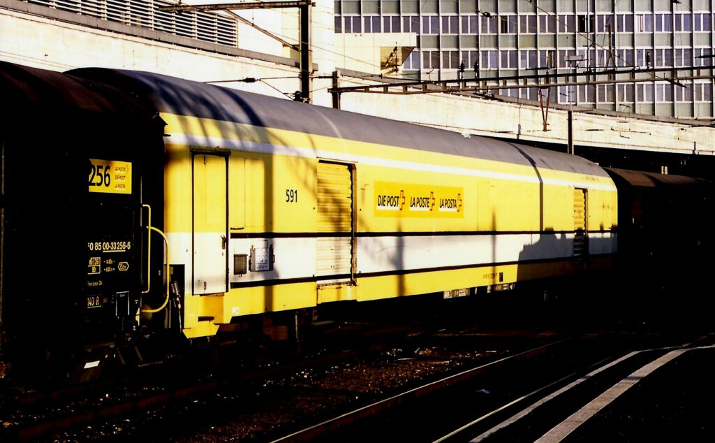 Fourgon postal CFF ex-SNCF à Lausanne en 2006