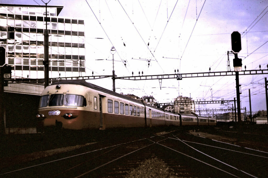 TEE Cisalpin Paris-Milan quitte la gare de Lausanne en septembre 1971 Photo William LACHENAL