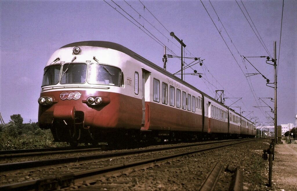 TEE Edelweiss et signal AL au sud de la plaine d'Alsace en juillet 1977 Photo William LACHENAL