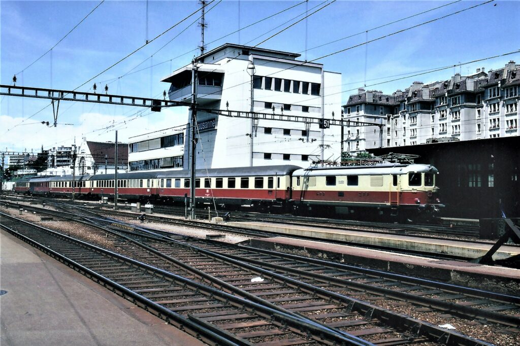 TEE Rheingold avec Re 4/4 I 10050 et composition renforcée à Lausanne en juin 1972