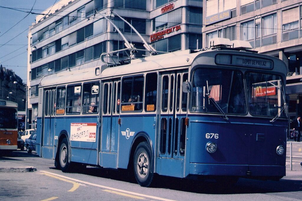 TL n° 676 SGTE-TL devant la gare de Lausanne en 1976