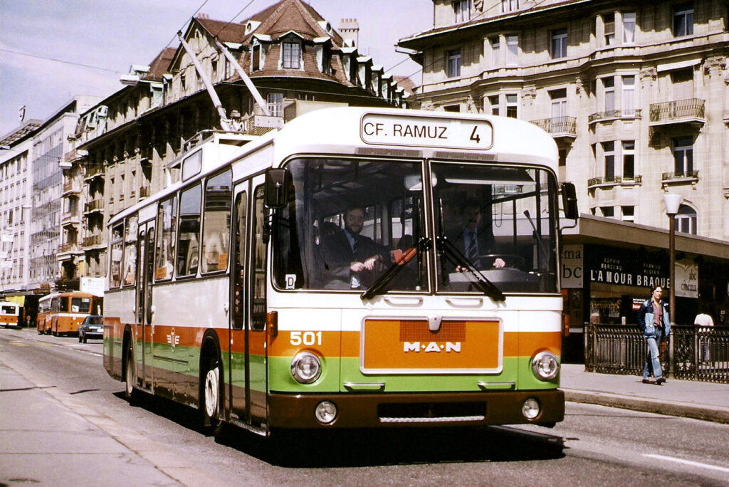 Trolleybus n° 501 MAN en essais sur les TL rue du Grand Pont en avril 1985