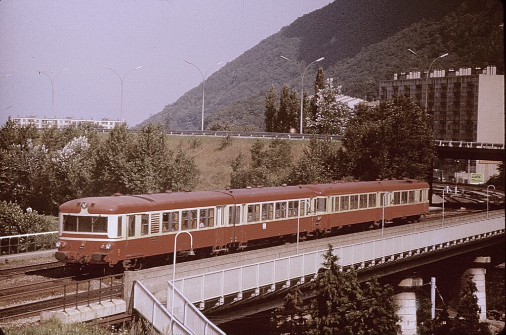 UM2 X 4500 assurant un Lyon-Grenoble pont de Pique-Pierre vue depuis Merlin Gerin en mai 1973 Photo Paul PRADES
