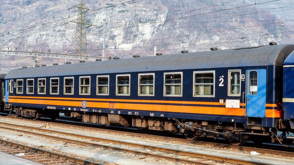 Voiture-couchettes Bc SNCB n° 139 du train Oostende - Brig via Bruxelles-Midi a en 1988 à Brig Photo Jean VERNET